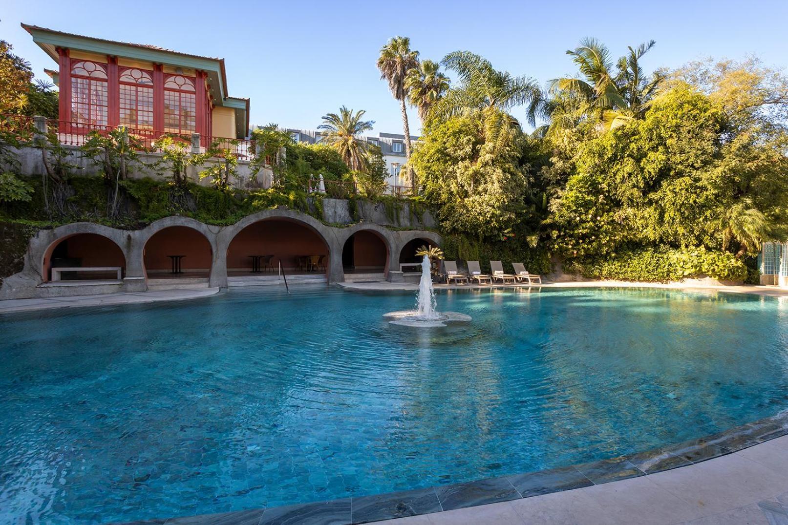 Pestana Palace Lisboa Hotel & National Monument - The Leading Hotels Of The World Екстериор снимка The swimming pool at the hotel