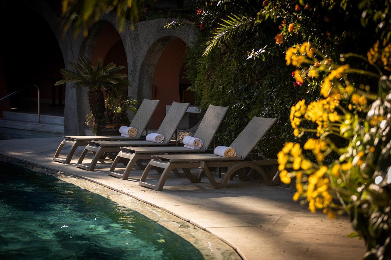 Pestana Palace Lisboa Hotel & National Monument - The Leading Hotels Of The World Екстериор снимка The swimming pool at the hotel