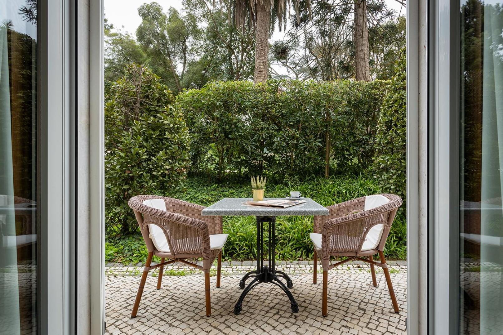 Pestana Palace Lisboa Hotel & National Monument - The Leading Hotels Of The World Екстериор снимка A patio in Lisbon, Portugal