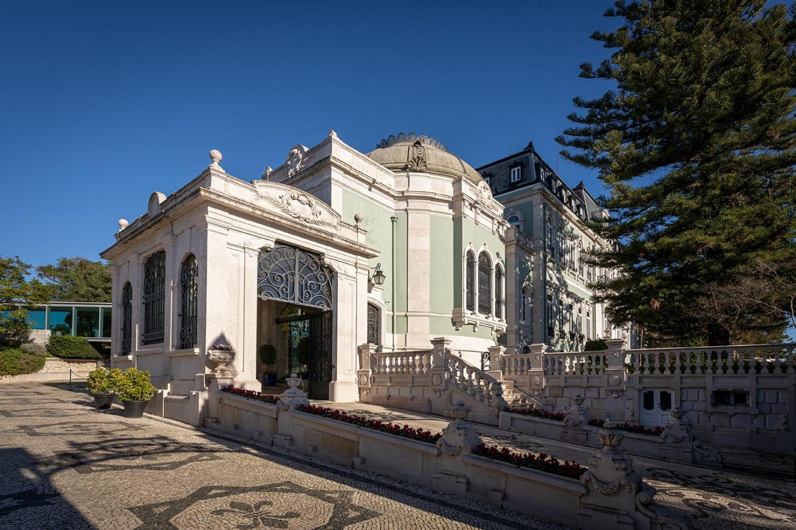Pestana Palace Lisboa Hotel & National Monument - The Leading Hotels Of The World Екстериор снимка The entrance to the chapel of the cemetery