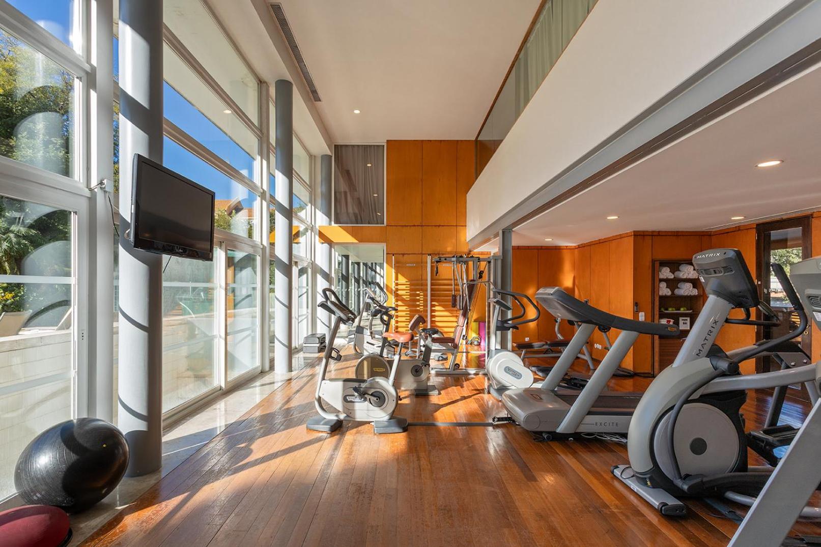 Pestana Palace Lisboa Hotel & National Monument - The Leading Hotels Of The World Екстериор снимка The gym at the Mandarin Oriental, Barcelona